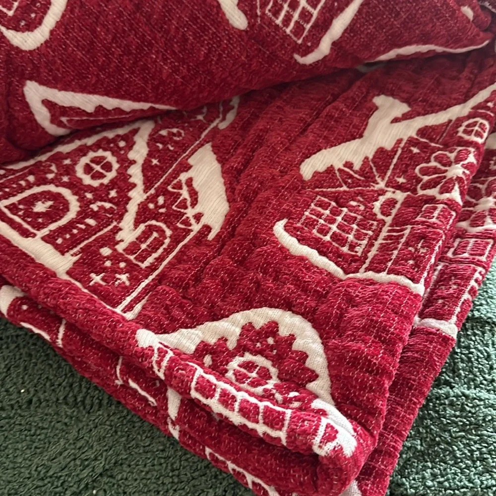 Berkshire Home Holiday Gingerbread Throw Blanket Red & White NEW